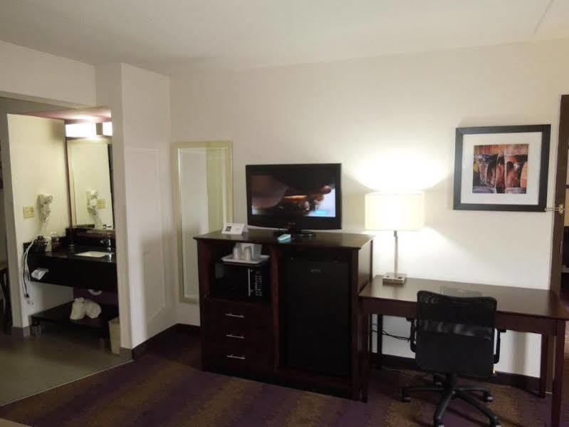 Holiday Inn & Suites Richmond West End, An Ihg Hotel Exterior foto